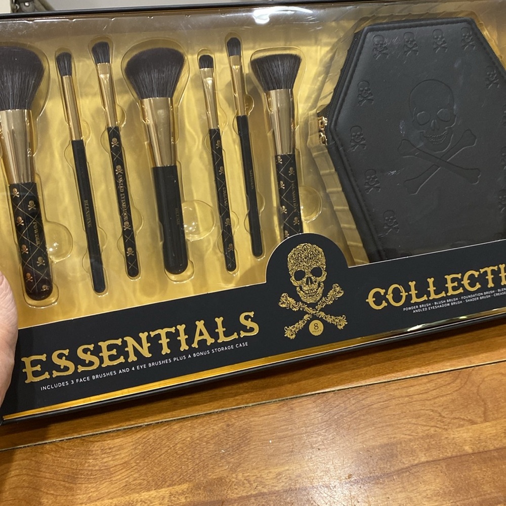 COPY - NWOT.  Essentials Collections, 8 piece, makeup brushes/case set.